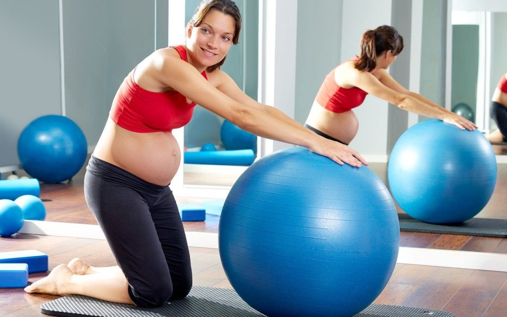 Vežbe za trudnice mogu vam pomoći kako bi ste imali lakšu trudnoću, a pored toga u koliko osećate bol u donjem delu leđa ovim vežbama to možete rešiti. Koliko god je trudnoća lepa za ženu, sama trudnoća vrlo iscrljujuće deluje na ženu i to na mnogo načina. Sličan problem se javlja u trudnoći, većina žena ima probleme sa donjim delom tela zbog prekomerne težine. Sva težina koja je skoncentrisana u predelu stomaka utiče na to da se javlja bol u donjem delu leđa.